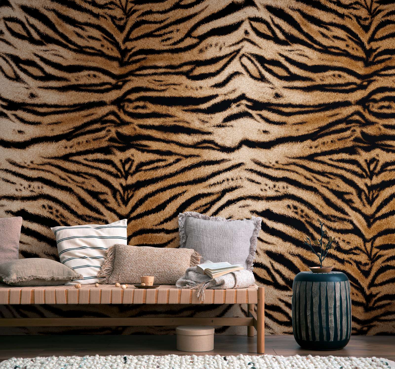             Peau de tigre exotique papier peint intissé avec une répétition de motifs à grande échelle - marron, noir
        