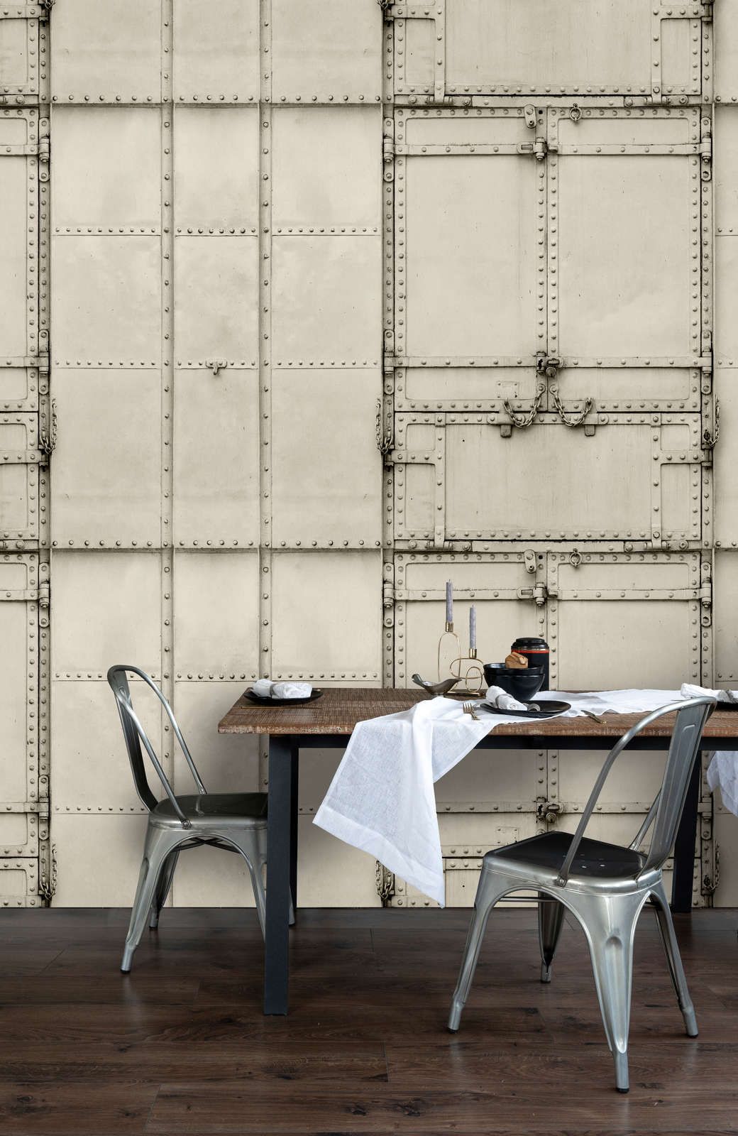             papier peint en papier panoramique »madurai« - design patchwork avec plaques métalliques avec rivets & chaînes - intissé lisse, légèrement nacré
        