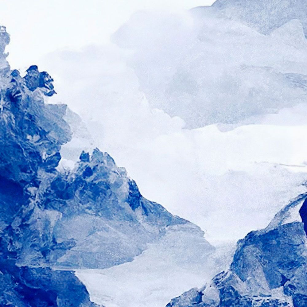             Digital behang »tinterra 3« - Landschap met bergen & mist - Blauw | Gladde, licht parelmoerglanzende vliesstof
        