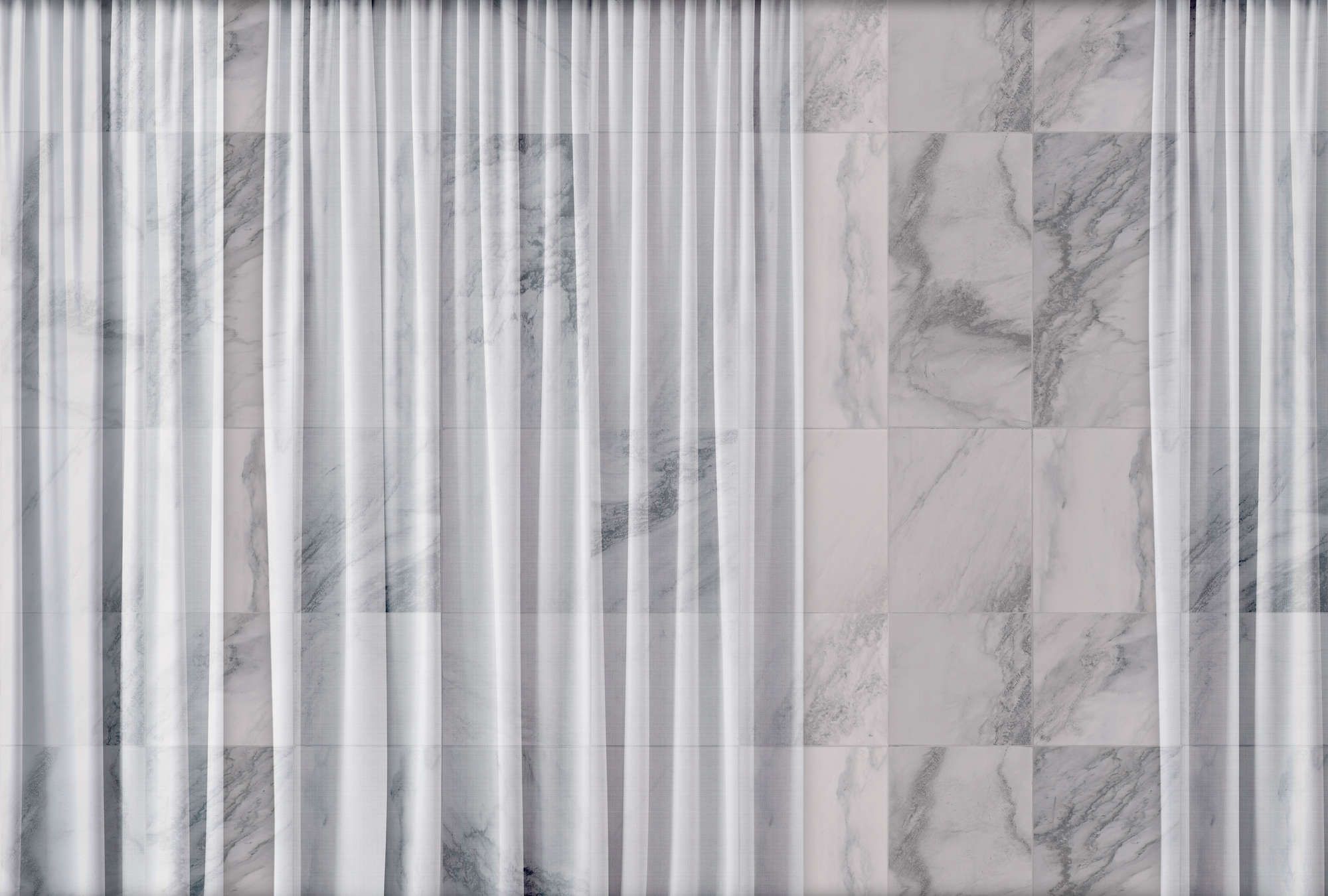             Fotomurali »nova 1« - Sottile tenda bianca cadente davanti a una parete di marmo - Materiali non tessuto liscio e leggermente perlato
        
