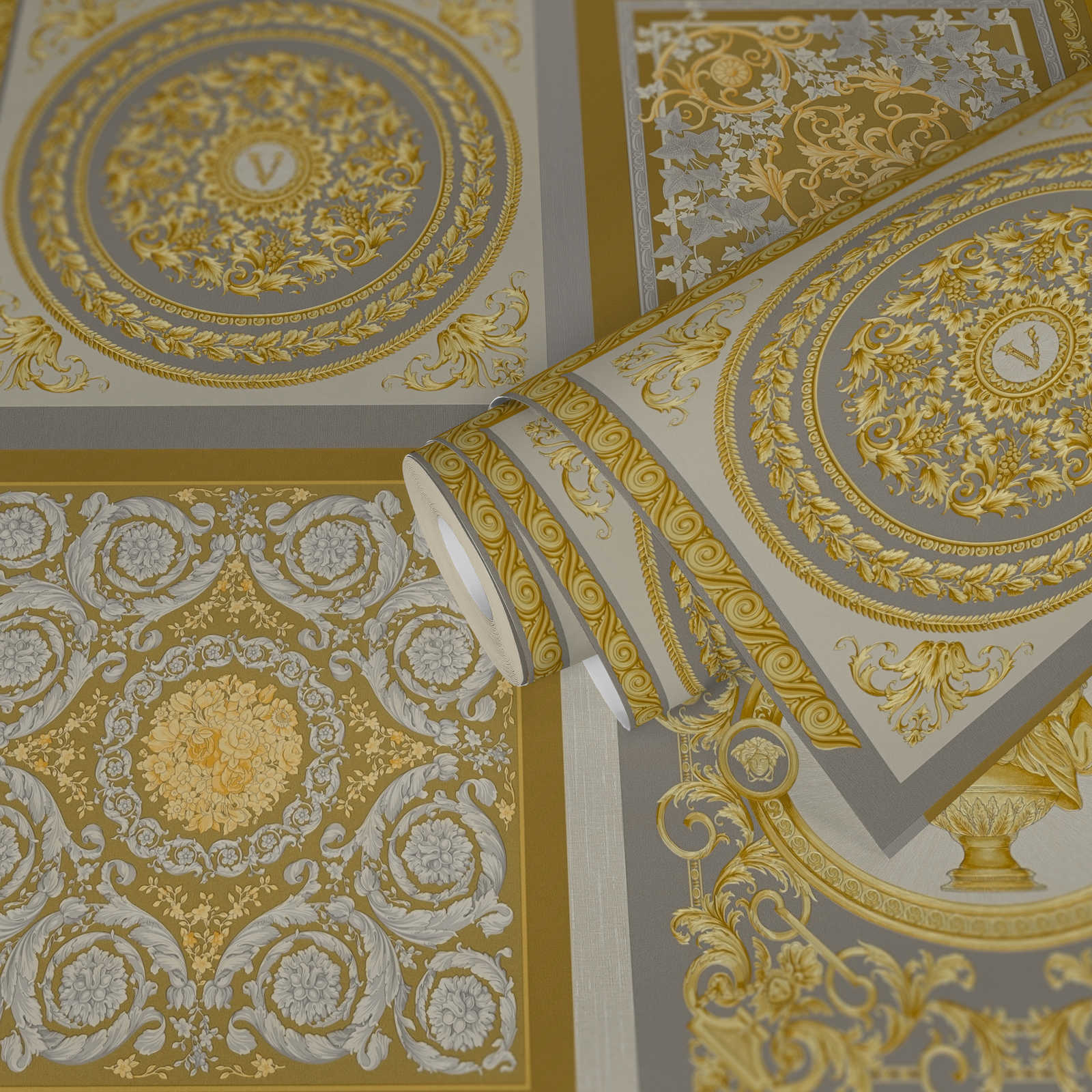             Papel pintado metálico VERSACE con diseño de ornamentos, dorado y plateado
        