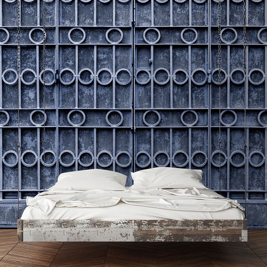 Fotomurali »jodhpur« - Primo piano di una recinzione metallica blu - Materiali non tessuto liscio, leggermente perlato e scintillante
