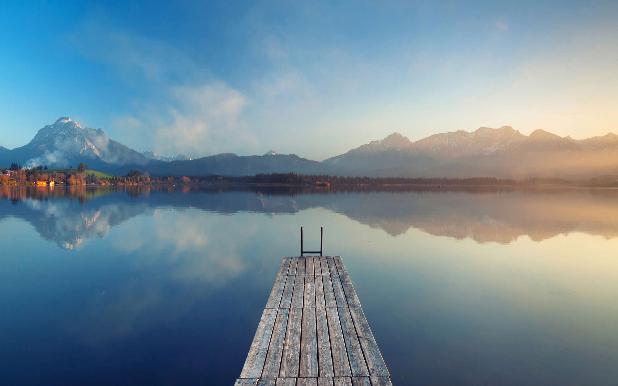             Fotomurali molo con vista lago - vello liscio madreperlato
        