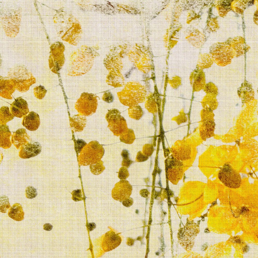             Fotomural »taiyo« - Guirnalda de flores con estructura de lino en el fondo - Amarillo | Tela no tejida lisa, ligeramente nacarada y brillante
        