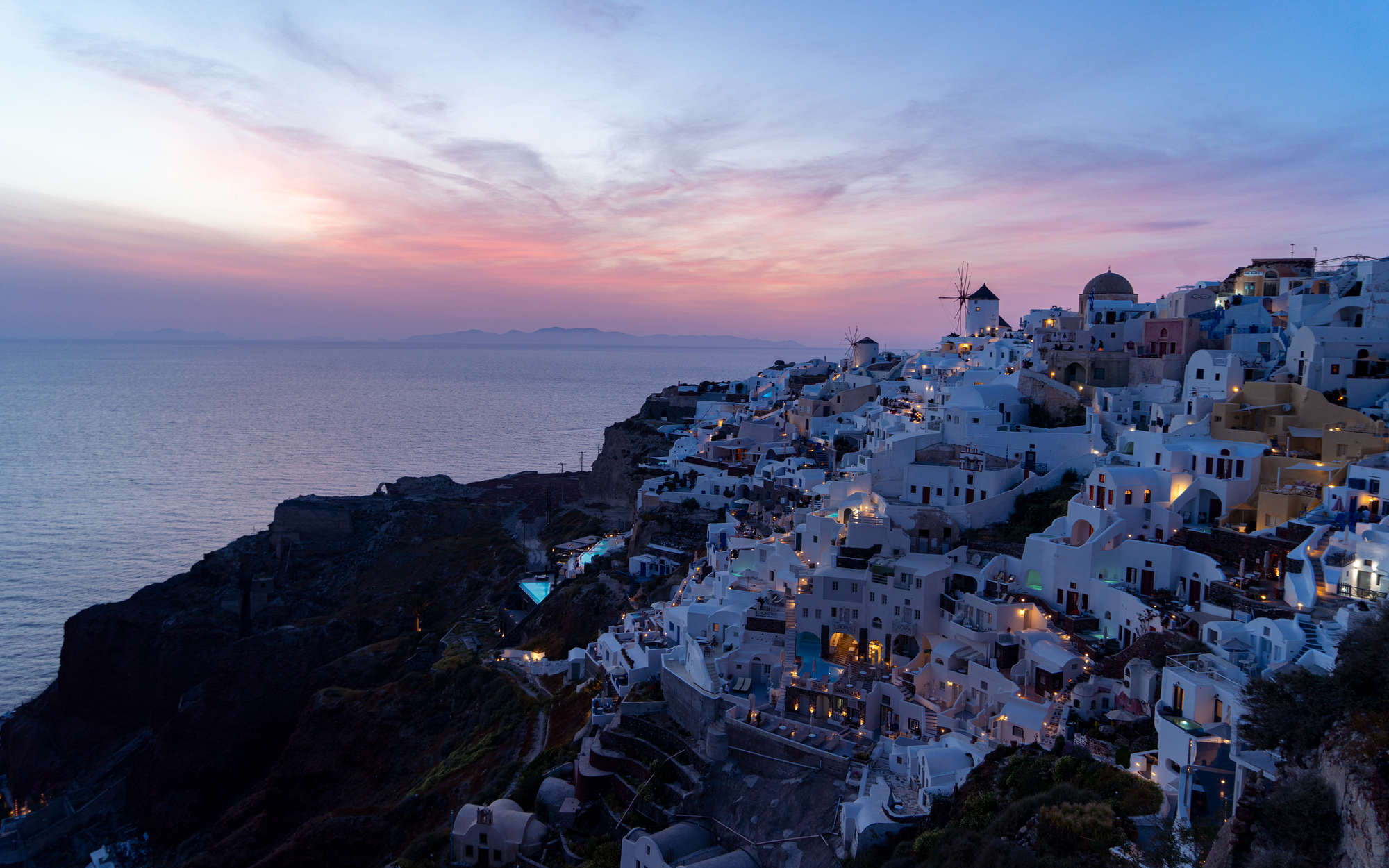             Fotomural Santorini al atardecer - vellón liso de nácar
        