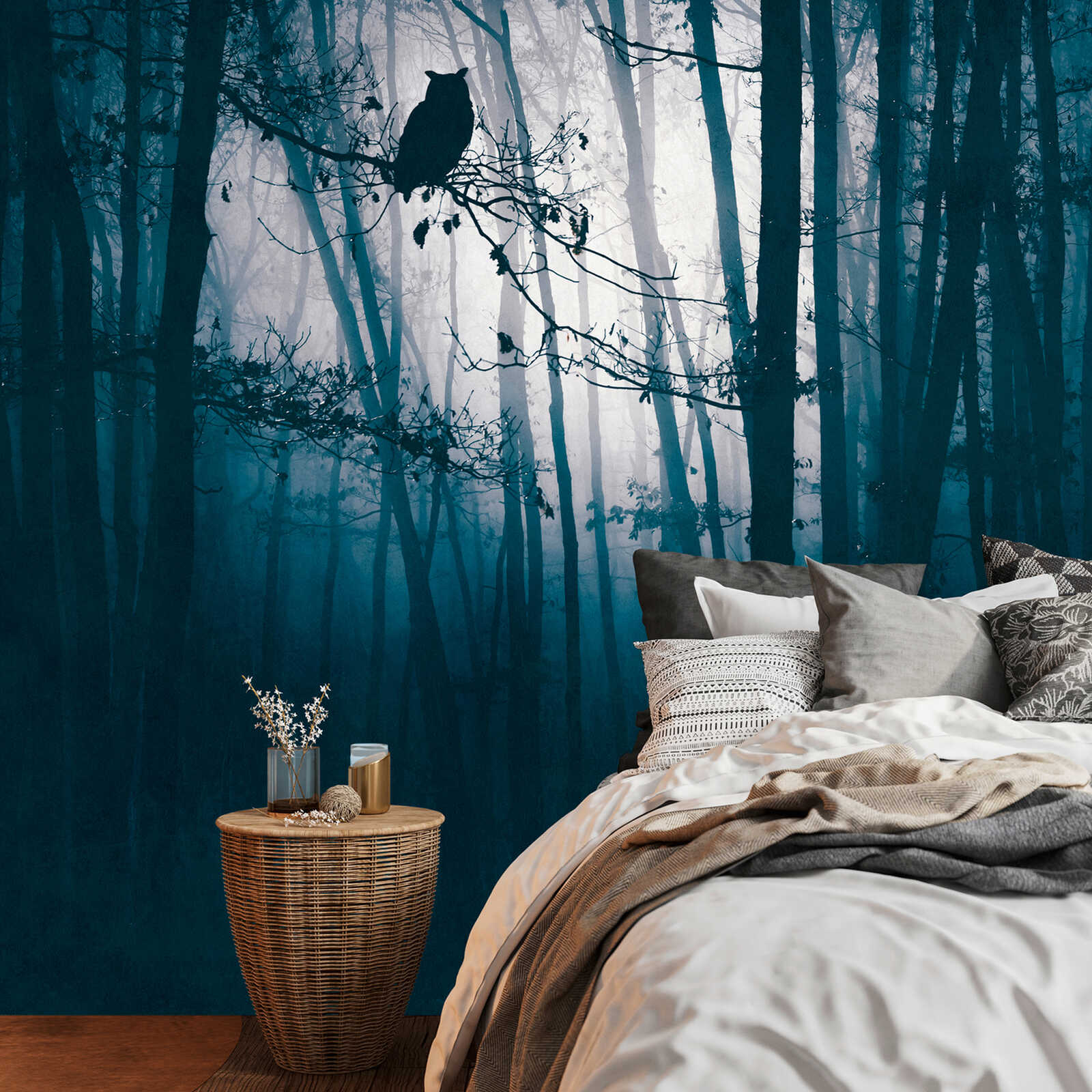 Papel pintado no tejido con motivo de bosque místico nocturno y silueta de búho - azul, negro
