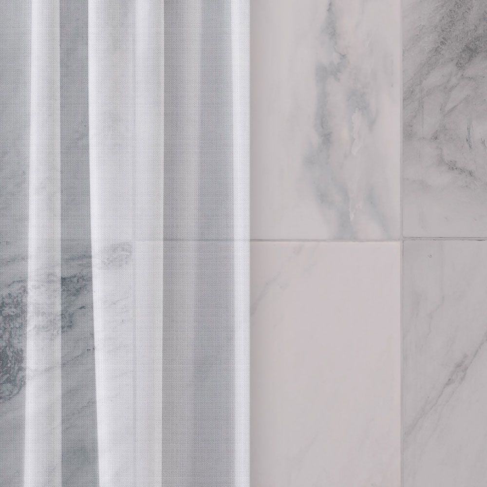             Fotomural »nova 1« - Sutil caída de cortina blanca delante de una pared de mármol - Tela no tejida de textura ligera
        
