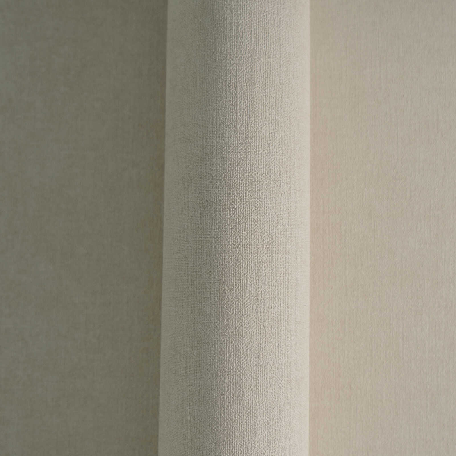             Papier peint couleur sable, mat avec motifs structurés
        