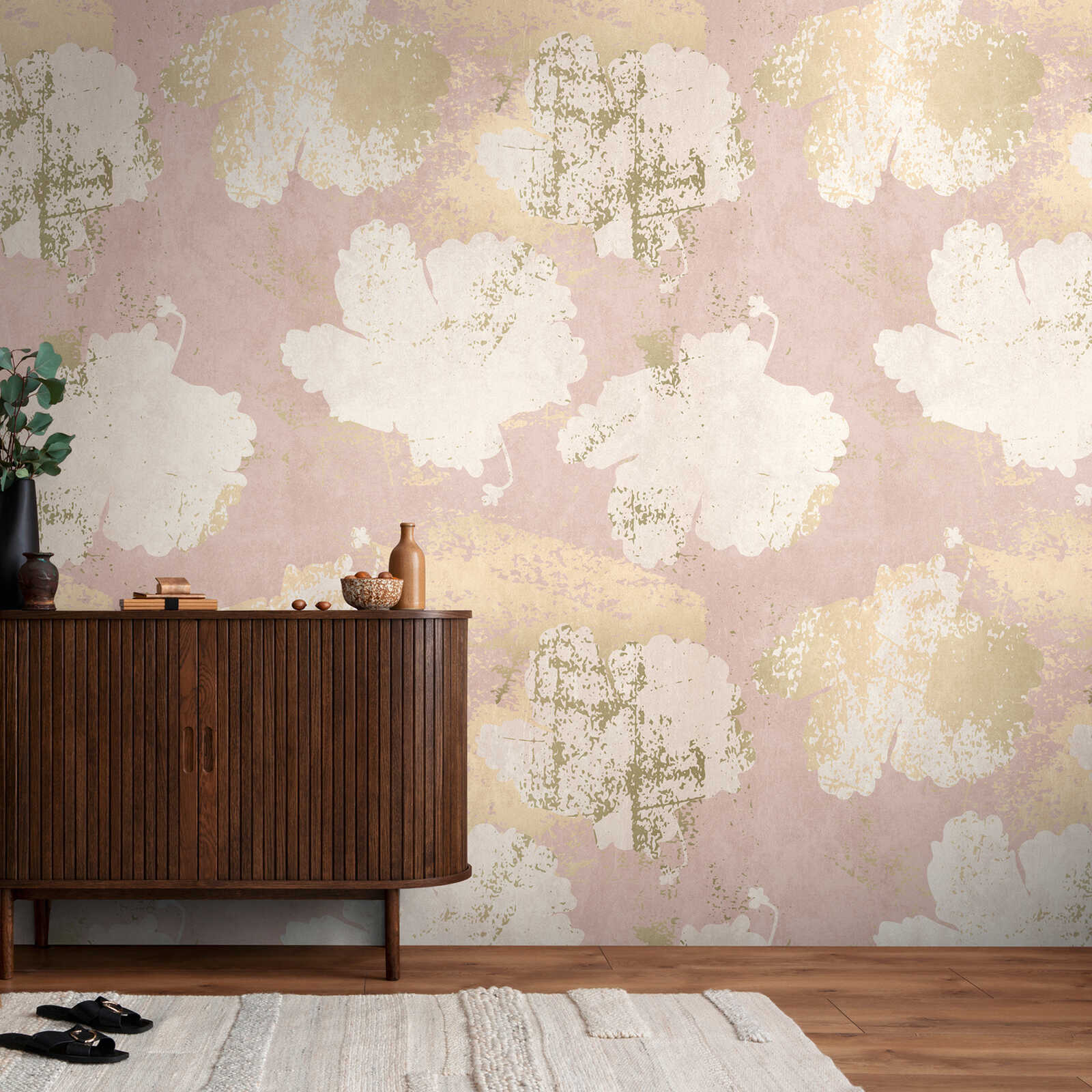             Fleurs papier peint intissé avec empreintes de feuilles et accents dorés et répétition de motifs à grande échelle - rose, crème, beige
        