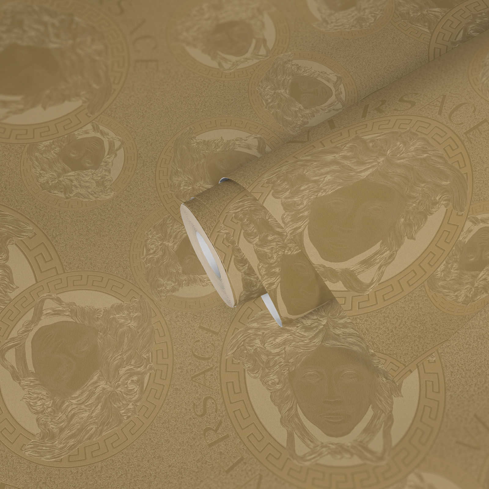             Papel pintado dorado de VERSACE con Medusa y brillo metálico
        