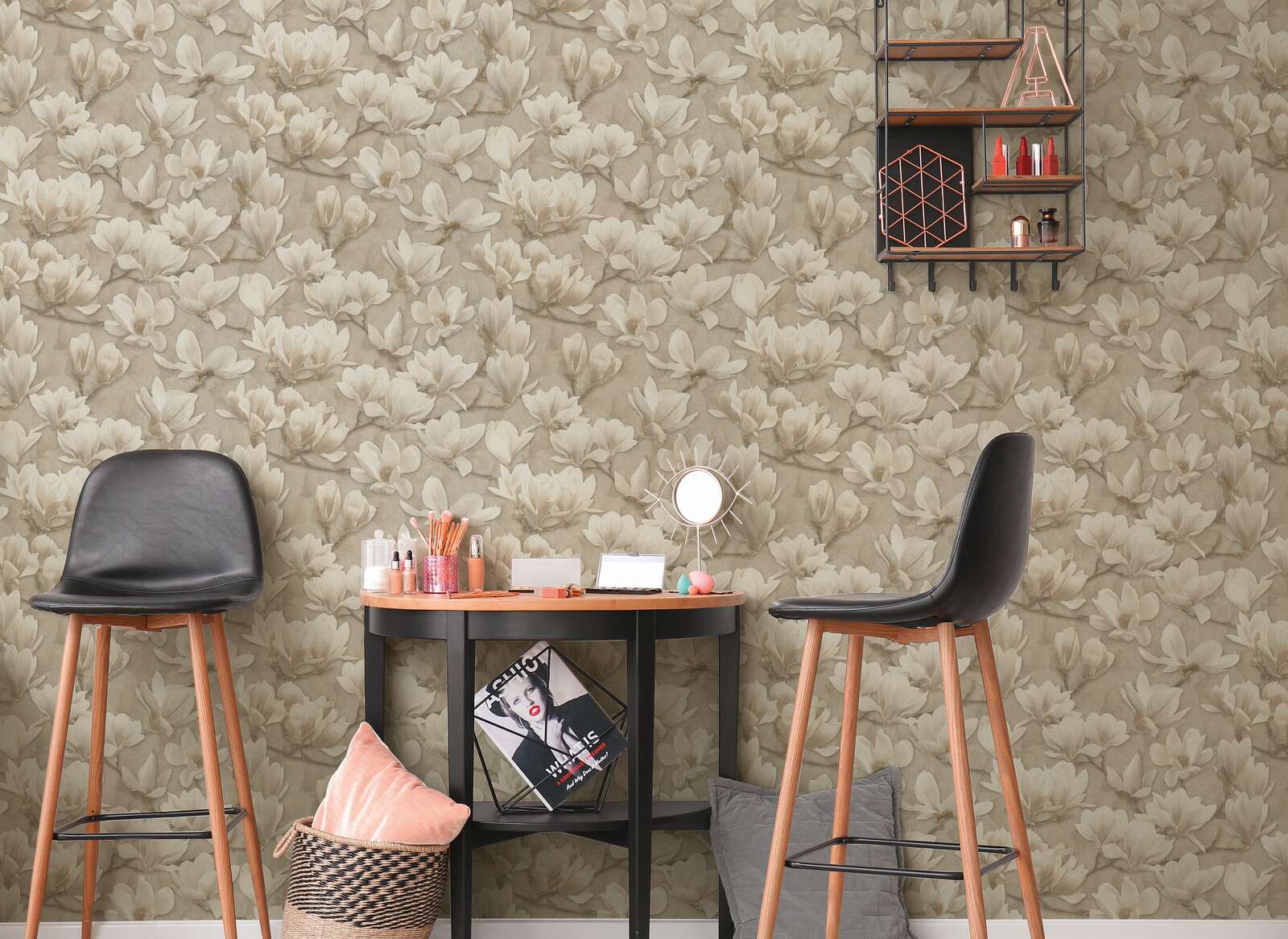             Non-woven wallpaper with all over magnolia floral motif print - beige, cream, white
        